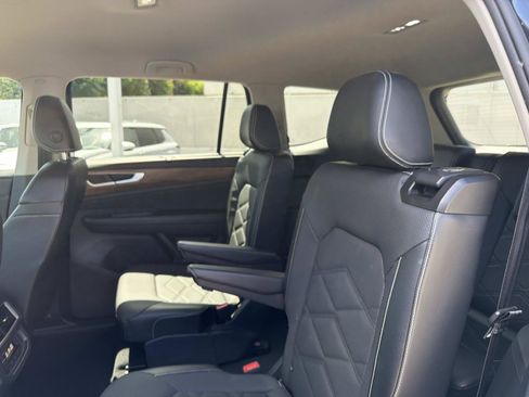 Used 2024 Volkswagen Atlas SE FWD image 12
