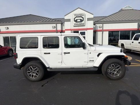 Used 2024 Jeep Wrangler Sahara image 9