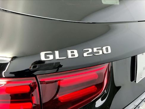 Used 2025 Mercedes-Benz GLB 250 4MATIC image 7