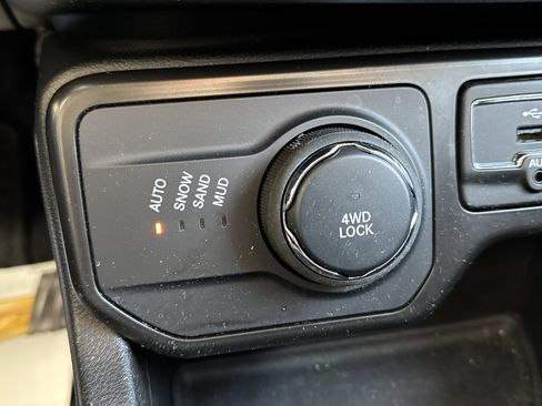 Used 2023 Jeep Renegade Latitude w/ Premium Group image 13