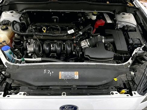 Used 2017 Ford Fusion SE w/ Fusion SE Technology Package image 5