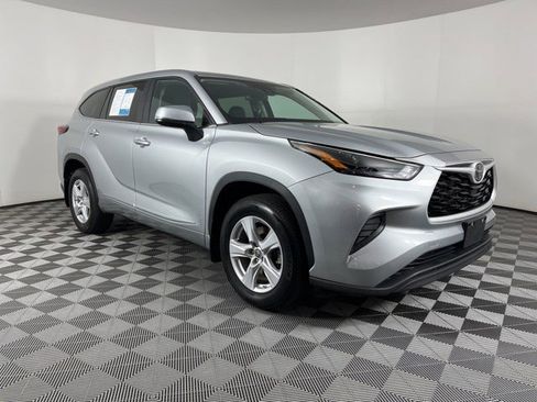Used 2023 Toyota Highlander L FWD image 2