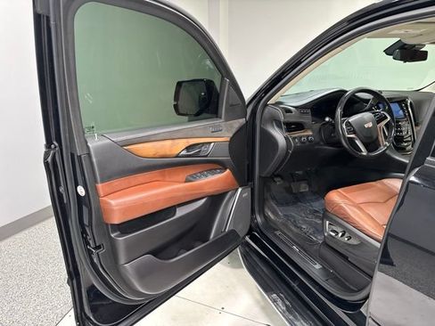 Used 2020 Cadillac Escalade Luxury w/ Escalade Sport Edition AWD/4WD image 13
