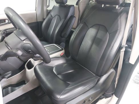 Used 2024 Chrysler Pacifica Touring-L FWD image 14
