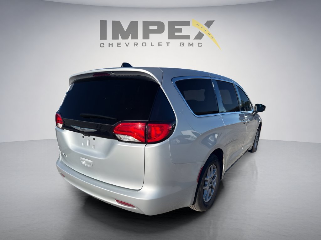 Used 2023 Chrysler Voyager LX FWD image 5