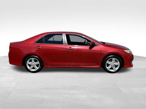 Used 2014 Toyota Camry SE FWD image 2