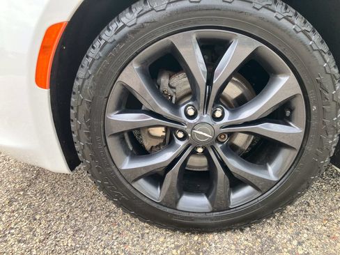 Used 2018 Chrysler Pacifica Touring Plus w/ S Appearance Package FWD image 9