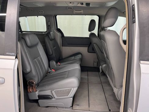 Used 2008 Chrysler Town & Country Touring FWD image 10