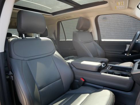 Used 2025 Ford Expedition Active AWD/4WD image 19