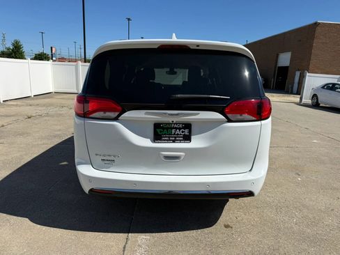 Used 2017 Chrysler Pacifica Touring-L FWD image 11