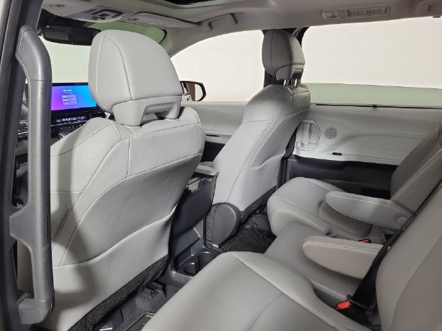 Used 2026 Toyota Sienna XLE FWD image 11
