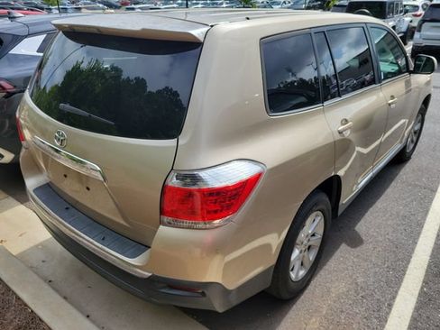 Used 2013 Toyota Highlander FWD w/ Cold Weather Pkg image 4