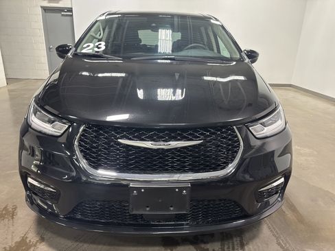Used 2023 Chrysler Pacifica Touring-L FWD image 7