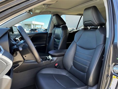 Used 2021 Toyota RAV4 XLE Premium image 23