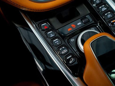 Used 2021 Aston Martin DBX AWD/4WD image 42