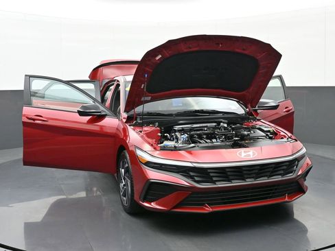 Certified 2025 Hyundai Elantra Sport image 47