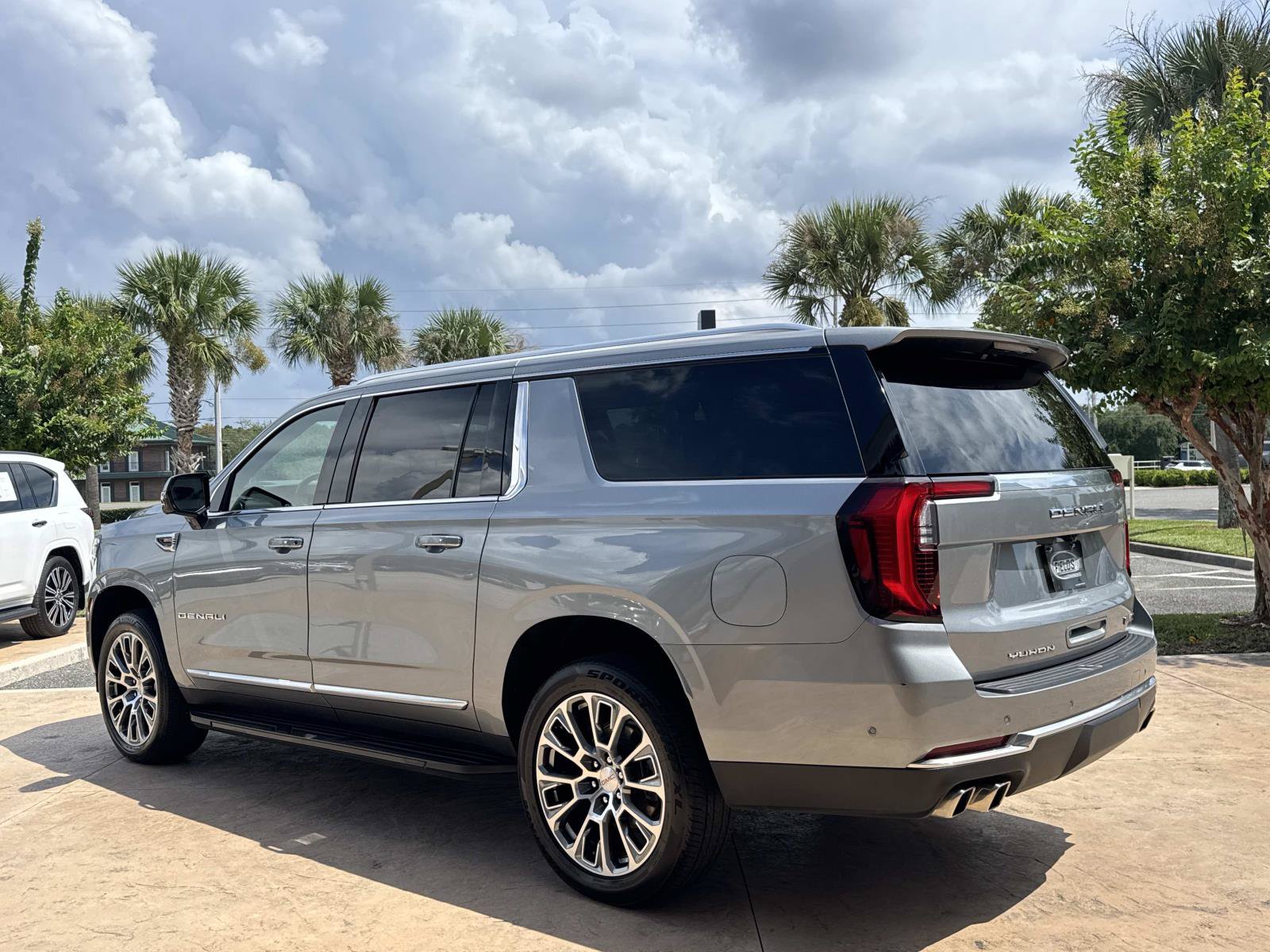 Used 2025 GMC Yukon XL Denali AWD/4WD image 6