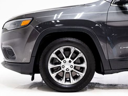 Used 2019 Jeep Cherokee Latitude Plus FWD image 29