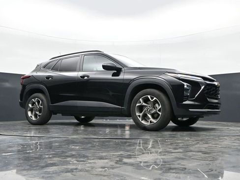 Used 2025 Chevrolet Trax LT w/ LT Convenience Package FWD image 35