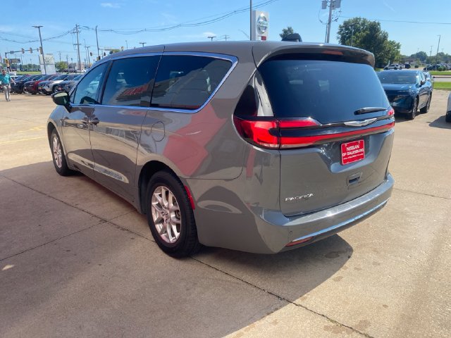 Used 2024 Chrysler Pacifica Touring-L FWD image 4