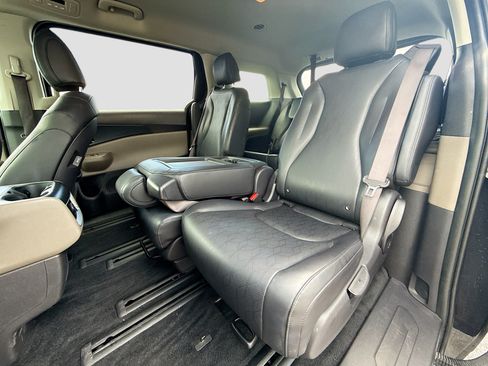 Used 2025 Kia Carnival FWD image 19