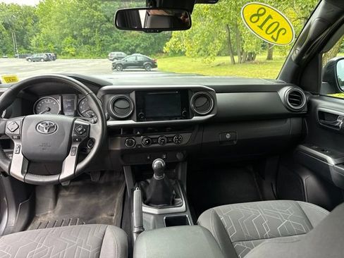 Used 2018 Toyota Tacoma TRD Sport AWD/4WD image 12