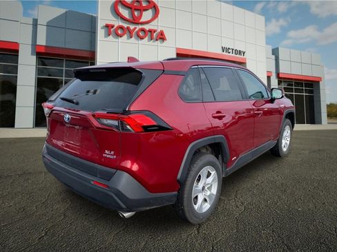 Used 2021 Toyota RAV4 XLE w/ Convenience Package AWD/4WD image 3