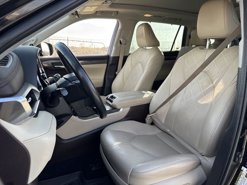 Used 2021 Toyota Highlander Platinum image 17