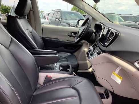 Used 2023 Chrysler Pacifica Touring-L image 28