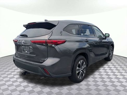 Used 2021 Toyota Highlander XLE FWD image 3