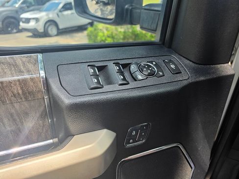 Used 2017 Ford F250 Lariat w/ Lariat Value Package AWD/4WD image 21