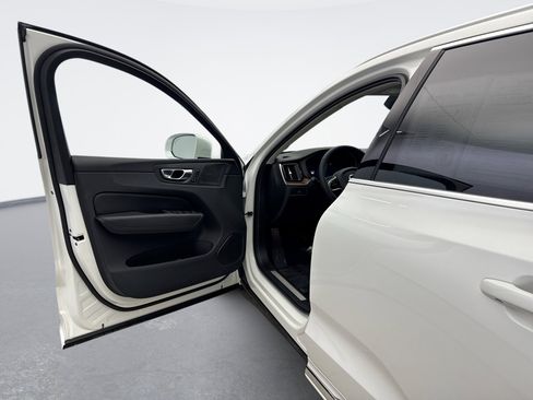 Used 2023 Volvo XC60 B5 Plus image 9
