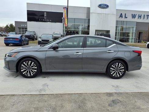 Used 2024 Nissan Altima 2.5 SV image 2