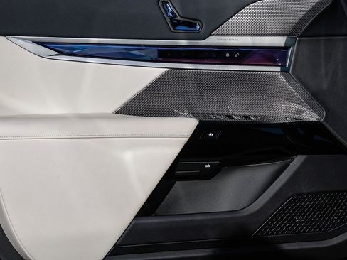 Used 2026 BMW 750e xDrive image 21