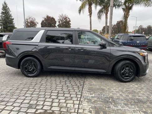 Used 2025 Kia Carnival image 5