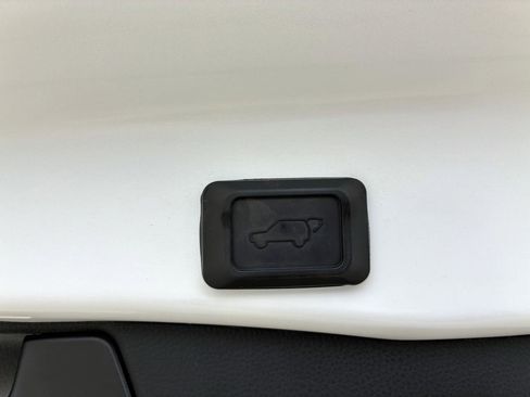 Used 2021 Toyota RAV4 XLE w/ Convenience Package FWD image 29
