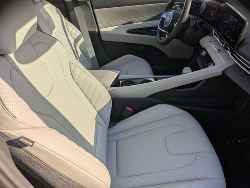 Certified 2025 Hyundai Elantra Limited image 25