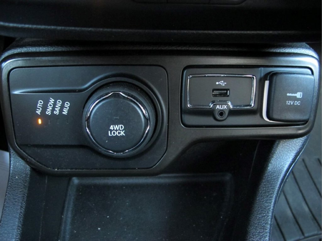 Used 2020 Jeep Renegade Latitude AWD/4WD image 15