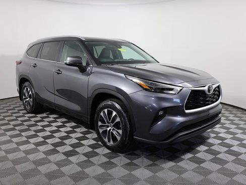 Used 2025 Toyota Highlander LE image 3