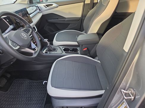 Used 2025 Volkswagen Taos SE image 4