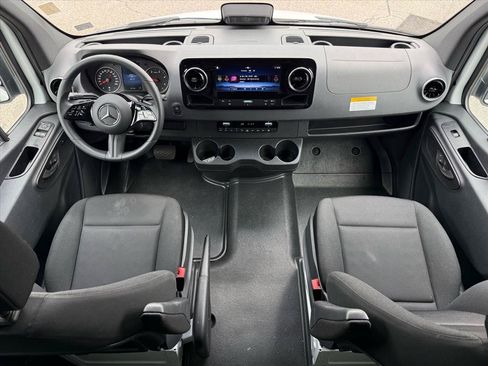 Used 2025 Mercedes-Benz Sprinter 2500 image 21