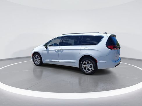 Used 2023 Chrysler Pacifica Limited AWD/4WD image 7