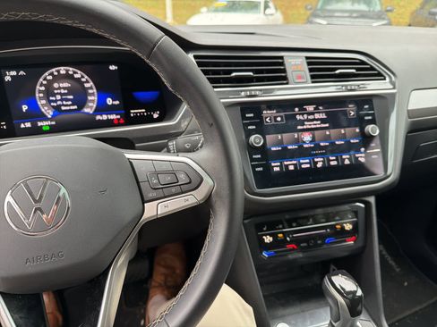 Used 2022 Volkswagen Tiguan SE image 20