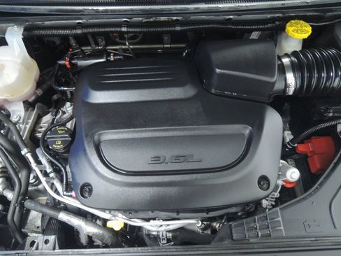 Used 2024 Chrysler Pacifica Limited FWD image 39