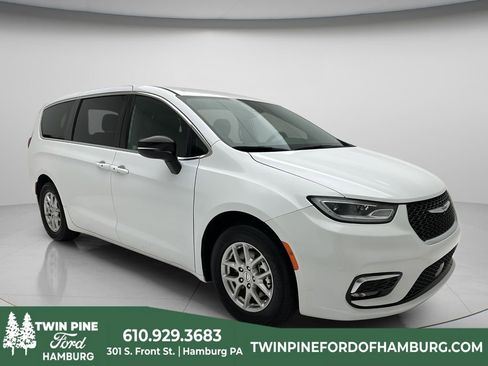 Used 2025 Chrysler Pacifica Select FWD image 1