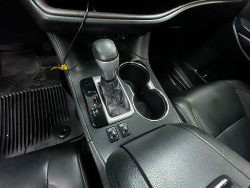 Used 2019 Toyota Highlander XLE AWD/4WD image 16