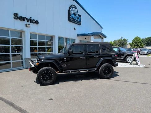 Used 2019 Jeep Wrangler Unlimited Sahara AWD/4WD image 18
