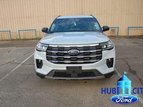 Used 2025 Ford Explorer Active w/ Active Comfort Package RWD image 8
