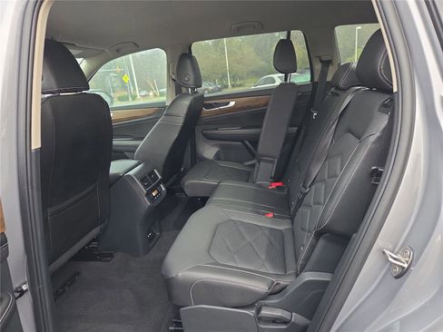 Certified 2025 Volkswagen Atlas SE image 24