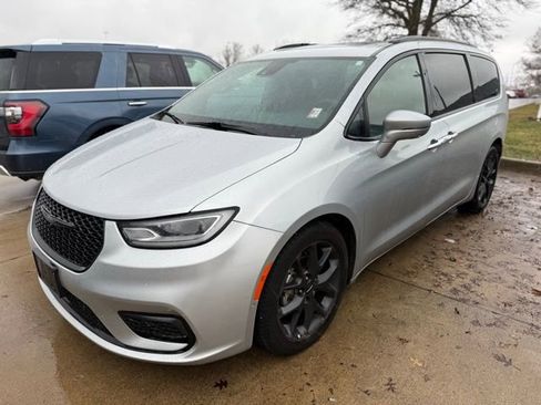 Used 2022 Chrysler Pacifica Limited w/ S Appearance Package image 2